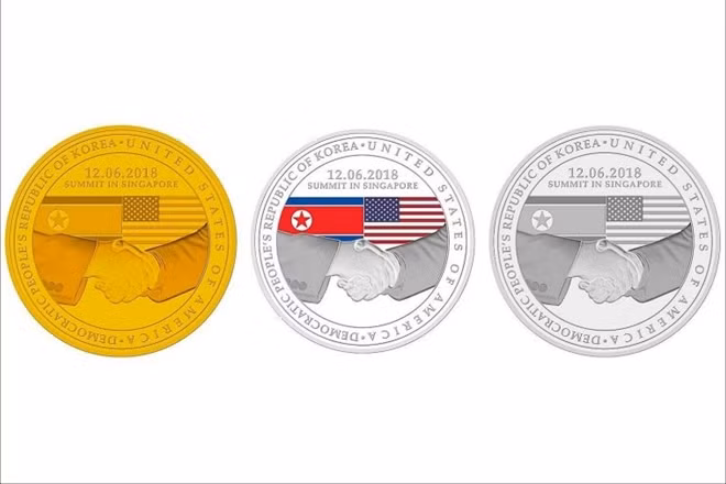 Hình ảnh mặt trước của chiếc huy chương với 3 phiên bản khác nhau. Ảnh: Singapore Mint