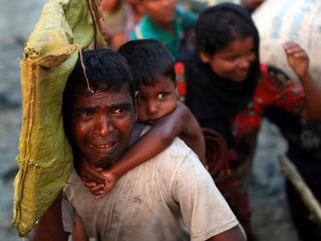 Giọt nước mắt lăn dài trên khuôn mặt người đàn ông Rohingya. Cuộc sống tộc người Rohingya tại Myanmar những ngày qua đã bị đảo lộn hoàn toàn.
