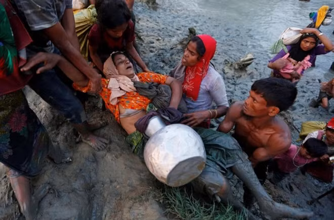 Bạo lực bùng phát tại bang Rakhine vào ngày 25-8, khi các phiến quân Hồi giáo tấn công lực lượng chính phủ. Đáp lại, quân đội Myanmar đã ủng hộ các dân quân Phật giáo mở một chiến dịch “dọn dẹp” nhằm vào phiến quân. Chiến dịch này đã khiến ít nhất 1.000 người đã chết, hơn 300.000 người phải bỏ trốn.