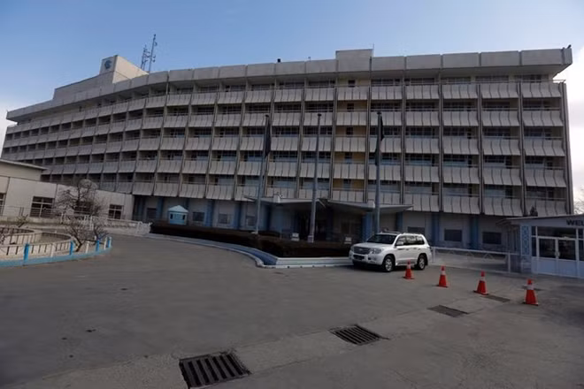 Khách sạn Intercontinental của Kabul - khu vực bất ngờ bị tấn công vào đêm qua. Ảnh: Reuters