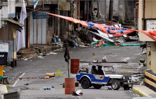 Một Marawi hoang tàn và đổ nát với lá cờ của phiến quân Maute được treo ở nhiều nơi trong thành phố. Ảnh: Reuters