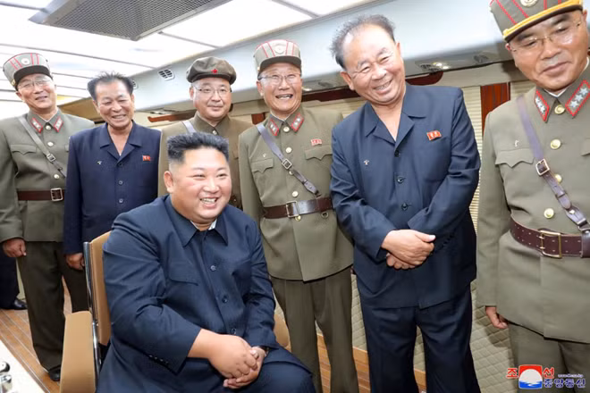 Nhà lãnh đạo Triều Tiên Kim Jong-un giám sát vụ thử nghiệm vũ khí mới hôm 10-8. Ảnh: KCNA