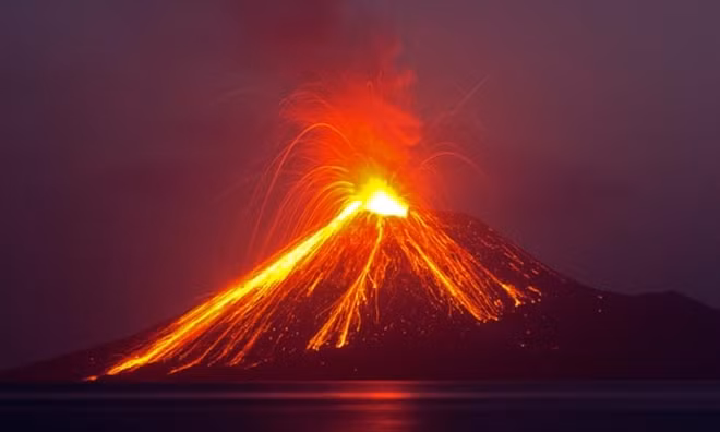 Núi lửa Anak Krakatoa bắt đầu có dấu hiệu hoạt động trở lại trong vài tháng trở lại đây. Năm 1883, ngọn núi lửa này từng phun trào dữ dội khiến 36.000 người chết. Ảnh: BBC