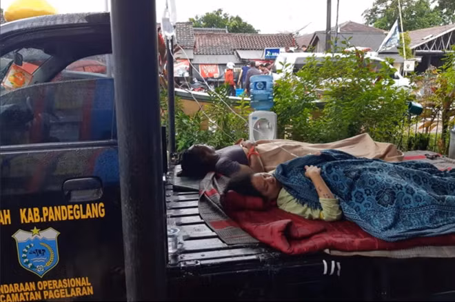 Những người bị thương được điều trị tại các khu lán trại dựng tạm. Ảnh: Reuters