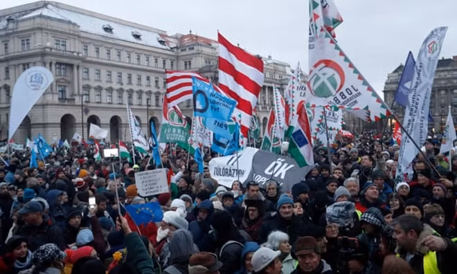 Dòng người biểu tình tại Budapest, Hungary. Ảnh: Getty