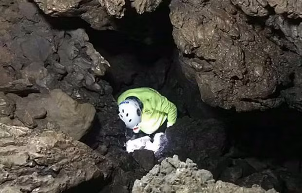 Nhiều phương án đã được triển khai cùng lúc, bao gồm nhóm thợ lặn hải quân Hoàng gia tiếp tục tiến hành nhiệm vụ lặn tìm, một nhóm tìm kiếm các lối khác có thể vào trong hang động, và nhóm còn lại thực hiện nhiệm vụ khoan xuyên các vách hang. Ảnh: Reuters