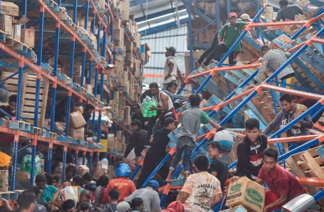 Một cuộc khủng hoảng nhân đạo có nguy cơ xảy ra với những người còn sống. Ảnh: Reuters