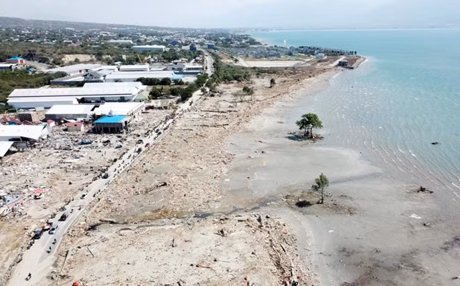Sóng thần cao 6m càn qua bãi biển Palu ngày 28-9 đã san phẳng khu vực này, xóa sổ hàng nghìn ngôi nhà và các công trình xây dựng. Ảnh: AAP