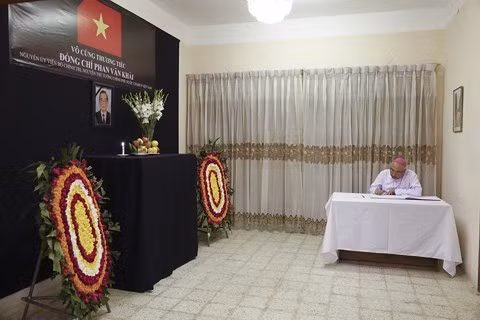 Trưởng đoàn Ngoại giao, Đại sứ Vatican tại Bangladesh đã đến viếng và ghi sổ tang mở tại Đại sứ quán. Ảnh: Baoquocte