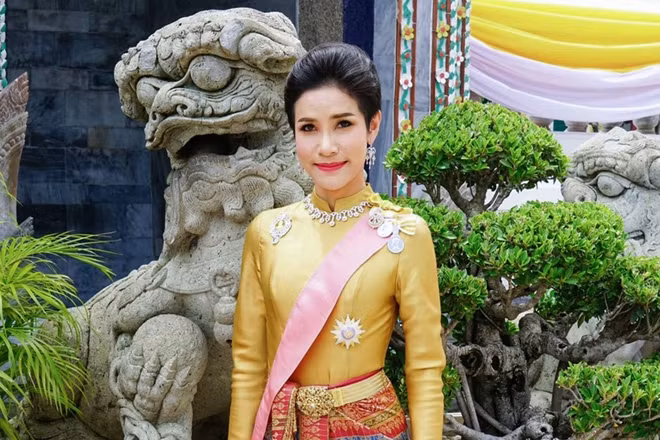 Được biết, những bức ảnh của Hoàng quý phi Sineenat Wongvajirapakdi đều chưa từng được công bố trước đây. Bộ ảnh được đăng tải trên website cùng với tiểu sử chính thức của bà.