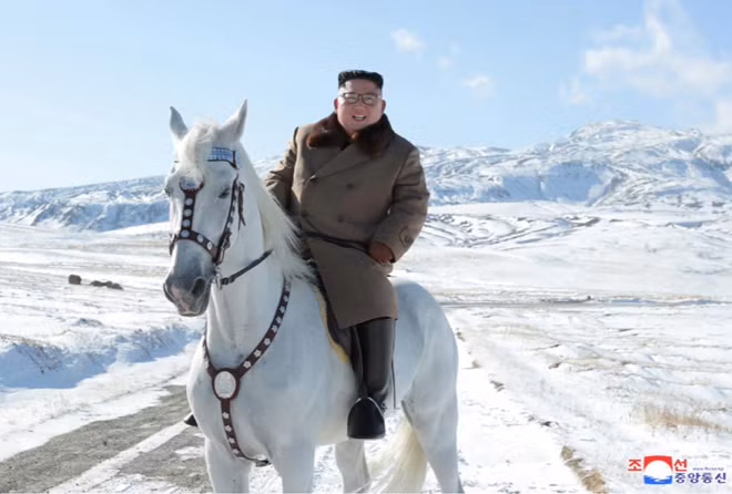 Hãng Thông tấn Trung ương Triều Tiên (KCNA) ngày 16-10 bất ngờ công bố loạt ảnh ghi lại khoảng khắc nhà lãnh đạo nước này Kim Jong-un cưỡi một chú ngựa trắng, vượt tuyết đến ngọn núi thiêng Paektu.