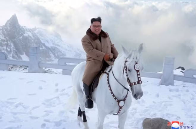 Xuất hiện trong chiếc áo khoác dạ nâu nhạt dài cùng cặp kính quen thuộc, ông Kim Jong-un thể hiện phong thái thoải mái và tự tin. Nhiều nguồn tin từng khẳng định, nhà lãnh đạo Kim thường đến thăm ngọn núi này trước khi đưa ra một quyết định quan trọng, hoặc trước thềm một sự kiện chính trị, ngoại giao lớn.