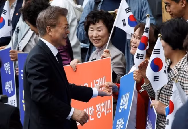 Ông Moon gặp gỡ những người ủng hộ mình tại quảng trường Gwanghwamun. Ảnh: Reuters