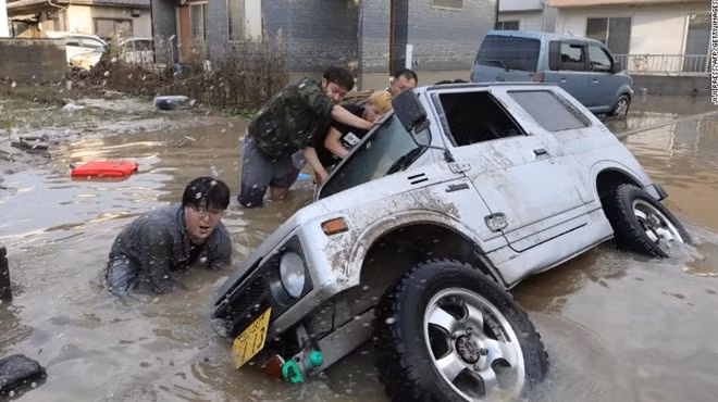 Trong ngày 9-7, hoạt động tìm kiếm cứ hộ của các lực lượng tự vệ đang được đẩy nhanh tiến độ tại các khu vực bị ảnh hưởng bởi lũ lụt, nhất là sau khi cơ quan thời tiết của Nhật Bản cảnh báo nguy hiểm do sạt lở đất và lũ lụt có khả năng sẽ tiếp tục xảy ra. Ảnh: CNN