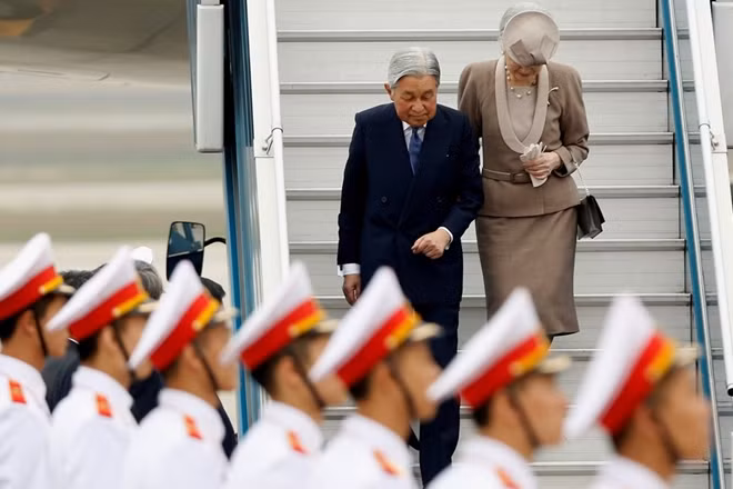 Nhà vua và Hoàng hậu bước xuống từ máy bay. Ảnh: Reuters