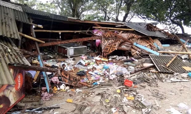 Sóng thần đổ ập vào khu vực du lịch và dân cư sinh sống tại 3 khu vực gồm Padenglang, South Lampung và Serang nằm tại eo biển Sunda, Indonesia. Eo biển Sunda nằm giữa các đảo Java cà Sumatra, cách Jakarta khoảng 100km. Hàng trăm ngôi nhà cùng nhiều công trình xây dựng đã bị phá hủy và thiệt hại nặng nề sau khi sóng thần càn qua. Ảnh: Getty