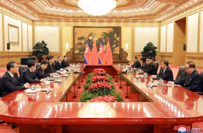 Tại buổi hội đàm, hai nhà lãnh đạo đã thảo luận về nhiều vấn đề, trong đó bao gồm việc phi hạt nhân hóa bán đảo Triều Tiên. Ảnh: KCNA