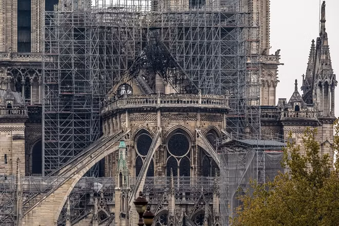 Khu vực dàn giáo nhà thờ Đức Bà Paris sau khi vụ cháy xảy ra. Ảnh: Pinterest