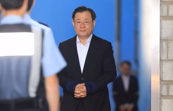 Cựu lãnh đạo tình báo Hàn Quốc Lee Byung-kee xuất hiện tại Tòa án quận trung tâm Seoul ngày 15-6. Ảnh: Yonhap