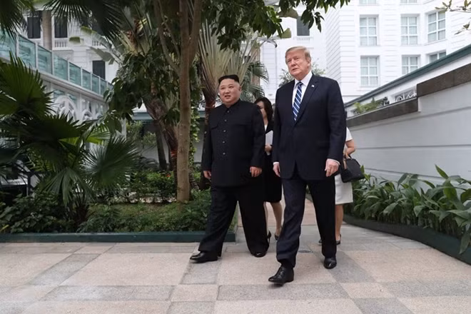 Hai nhà lãnh đạo đi dạo trong khuôn viên khách sạn Metropole, Hà Nội. Ảnh: Reuters