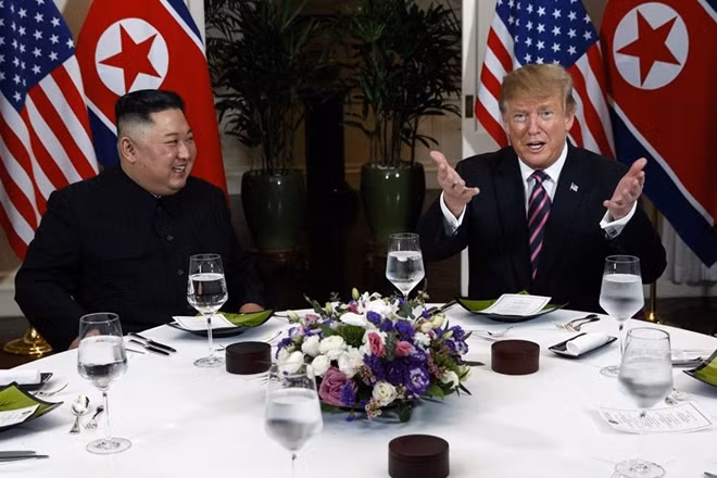 Tổng thống Mỹ Donald Trump và Nhà lãnh đạo Triều Tiên Kim Jong-un tại hội nghị thượng đỉnh Mỹ-Triều lần 2 diễn ra hôm 27 và 28-2 vừa qua tại Hà Nội. Ảnh: AP