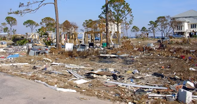 Bão Ivan đổ bộ ngày 16-9-2004 đã khiến 14 người chết tại Florida, 8 người chết tại North Carolina, 2 tại Georgia và 1 tại Mississippi. 32 trường hợp khác được thông báo là cũng tử nạn do các nguyên nhân liên quan đến bão. Bão Ivan gây ảnh hưởng nghiệm trọng tới hệ thống ga và giàu khí, khiến hệ thống xăng dầu bị tràn ra bờ biển. Ước tính thiệt hại sau bão lên tới 27 tỉ USD. Ảnh: Pinterest
