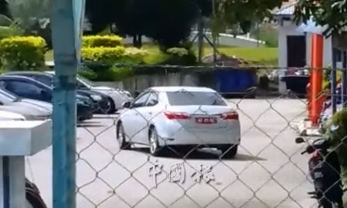 Chiếc xe được cho là của Đại sứ quán Triều Tiên xuất hiện bên ngoài khu vực điều tra nghi phạm thứ tư. Ảnh: China Press.