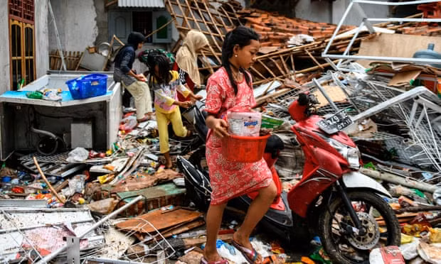 Người dân Indonesia tiếp tục gồng mình gánh chịu một thảm họa thiên nhiên mới. Ảnh: The Guardian Người dân Indonesia tiếp tục gồng mình gánh chịu một thảm họa thiên nhiên mới. Ảnh: The Guardian