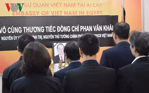 Cán bộ Đại sứ quán Việt Nam tại Ai Cập dành một phút mặc niệm cốThủ tướng Phan Văn Khải. Ảnh: VOV