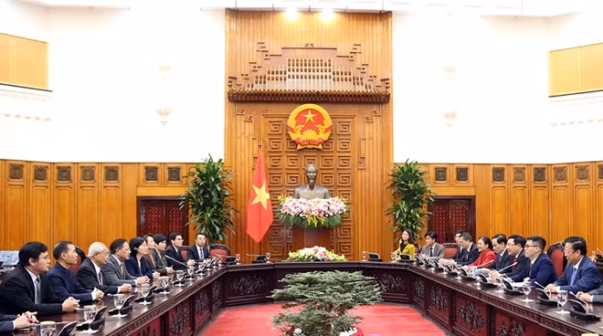 Phó Thủ tướng Phạm Bình Minh tiếp Phó Hội trưởng Hội Ngoại giao công chúng Trung Quốc Hồ Chính Dược. Ảnh: VGP/Hải Minh