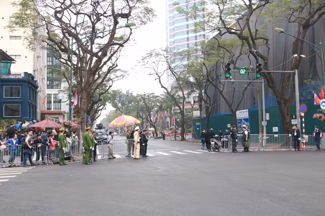 Không còn cảnh dựng chân máy chen chúc như sáng 26-2.