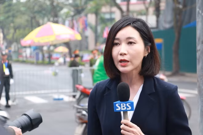 Phóng viên đài SBS tập trung tác nghiệp và đưa tin bên ngoài khách sạn Melia.