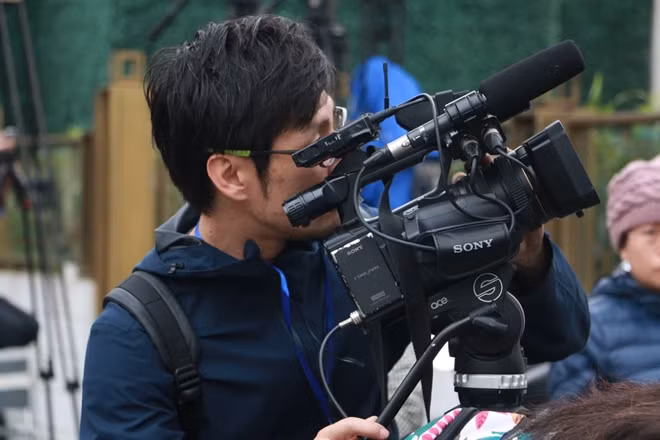 Cận cảnh chiếc máy quay Sony được một phóng viên Hàn Quốc trưng dụng tác nghiệp.