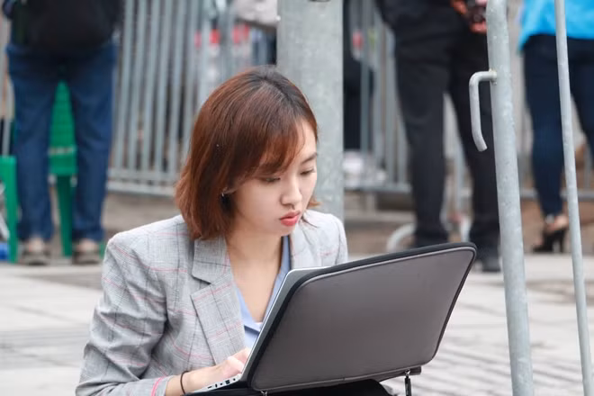 "Đứng hình mất 5s" với sự dễ thương của một phóng viên nước ngoài đang viết bài ngay trên hè phố.