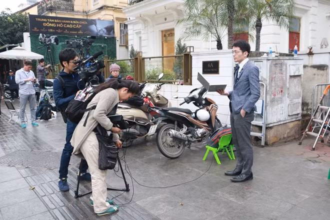 Phóng viên xuất hiện lác đác phía bên ngoài khách sạn Melia.