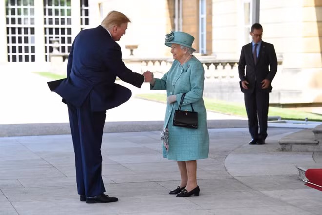 Nữ hoàng Anh Elizabeth II chào đón Tổng thống Mỹ Donald Trump tại Cung điện Buckingham. Ảnh: Reuters