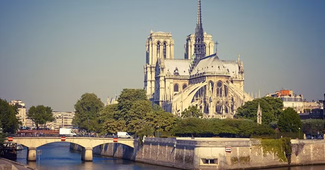 Nhà thờ Đức Bà Paris, trong tiếng Pháp được gọi là Notre Dame de Paris, là một nhà thờ theo kiến trúc Gothic điển hình nằm trên hòn đảo Ile de la Cite giữa sông Seine. Ảnh: FT