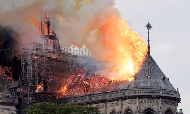Hình ảnh Nhà thờ Đức Bà Paris bùng cháy ngày 15-4. Ảnh: Getty