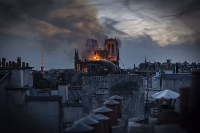 Biểu tượng của Paris hoa lệ bị nhấn chìm trong biển lửa. Ảnh: Getty