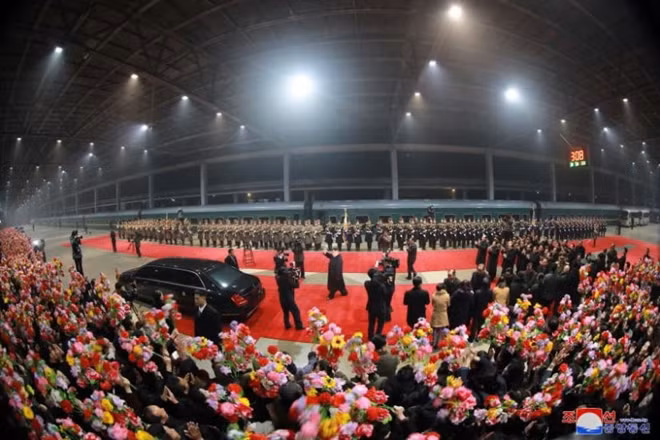 Chủ tịch Triều Tiên Kim Jong-un trở về Bình Nhưỡng trong sự chào đón của người dân. Ảnh: KCNA