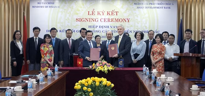 Đại diện các bên tại lễ ký kết.
