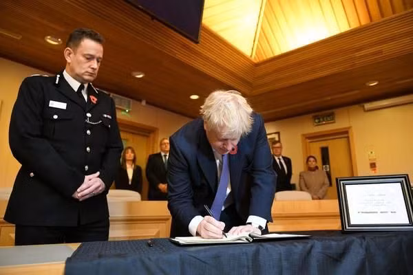 Thủ tướng Anh Boris Johnson viết sổ tang chia buồn vụ 39 nạn nhân thiệt mạng trong xe container tại khu công nghiệp nước này. Ảnh: Reuters