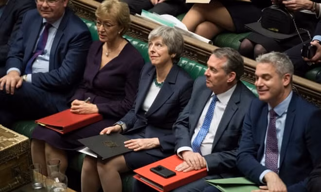 Thủ tướng Anh Theresa May cùng các quan chức tại cuộc bỏ phiếu tối 13-3. Ảnh: EPA