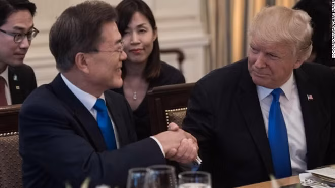 Hai nhà lãnh đạo Mỹ và Hàn Quốc đã nhất trí phương án lùi tập trận chung. Ảnh: CNN