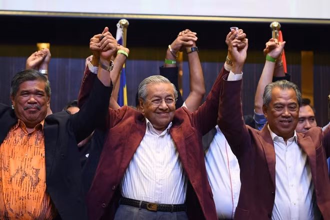 Chính trị gia Mahathir Mohamad cùng những nhà lãnh đạo trong liên minh của ông vui mừng trước kết quả bỏ phiếu vừa được công bố. Ảnh: Getty
