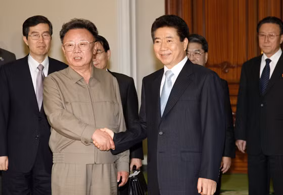 Nhà lãnh đạo Triều Tiên Kim Jong-il bắt tay Tổng thống Hàn Quốc Roh Moo-hyun tại Nhà khách Baekhwawon ở Bình Nhưỡng. Ảnh: AP