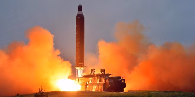 Một cuộc thử nghiệm phóng tên lửa Hwasong-10 của Bình Nhưỡng năm 2016. Ảnh: KCNA/Reuters