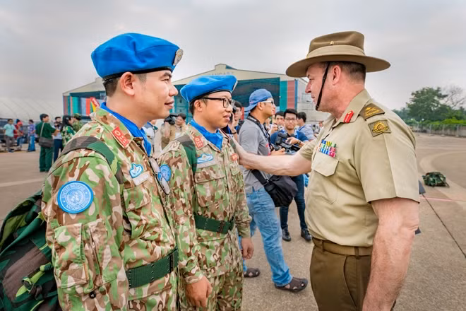 Phó Tư lệnh Tác chiến Liên quân Australia, Thiếu tướng Gregory Bilton và các quân nhân gìn giữ hòa bình VN