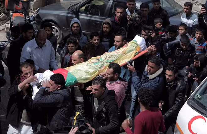 Thi thể của Amero Samor, 27 tuổi, một nông dân tại Dải Gaza thiệt mạng khi đang làm việc trong lúc vụ đụng độ nổ ra. Ảnh: AP