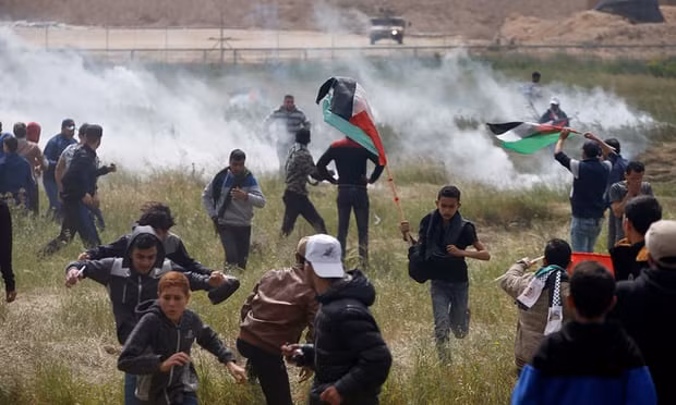 Những người biểu tình Palestine bỏ chạy sau khi bị tấn công bằng hơi cay bởi quân đội Israel. Ảnh: Reuters